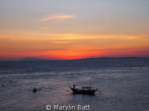 Beautiful sunset after a day if diving in Anilao, dive bo... by Marylin Batt 
